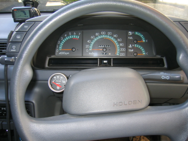 new oil pressure gauge with g-tech on the windscreem.jpg